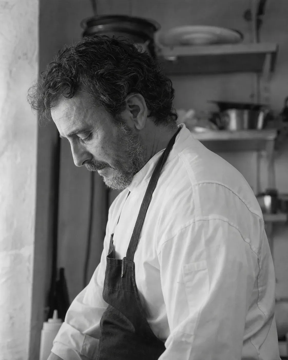 Portrait de profil de la cheffe Camille Ferrand en cuisine, lumière rasante