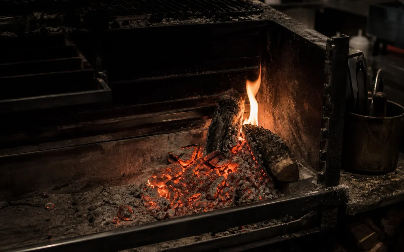 Braises et flammes dans l’âtre de la cuisine