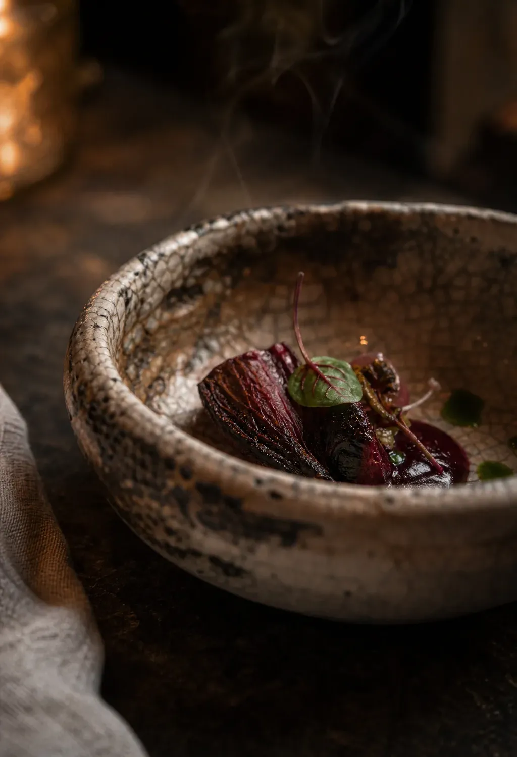 Bol en céramique fait main contenant une assiette de saison